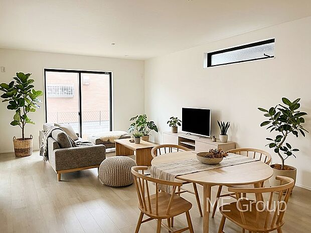 ご家族の賑やかな話し声で包まれる明るいリビング  ※家具はCGです