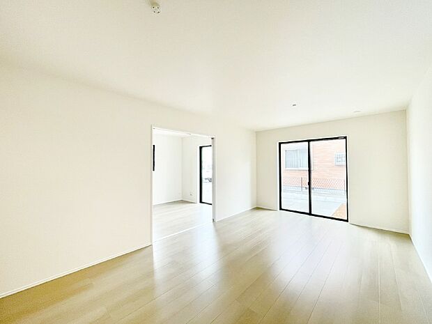 家族の笑顔が自然と生まれてくる、そんな雰囲気のダイニングに仕上がっています。