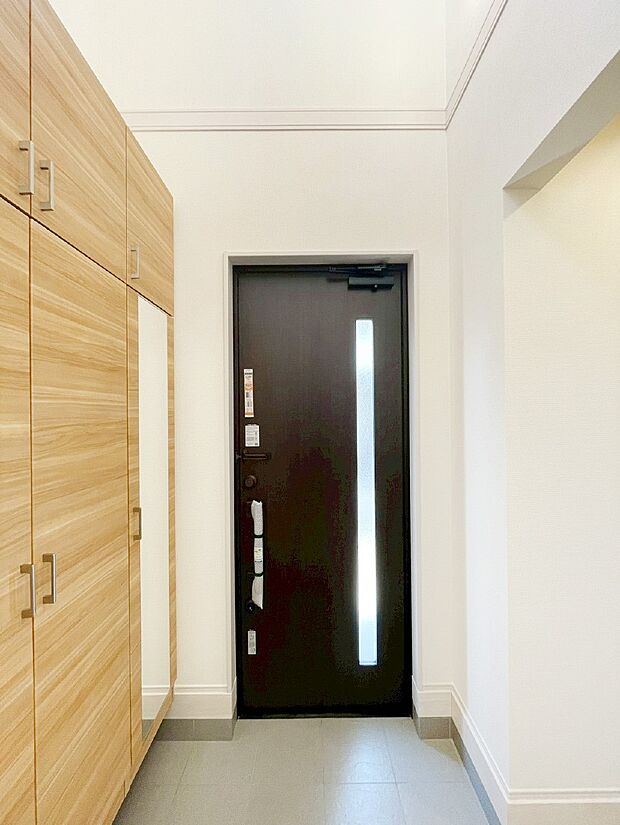 ご家族やお客様を気持ちよくお出迎え!広々空間が心地よい土間収納付き玄関。