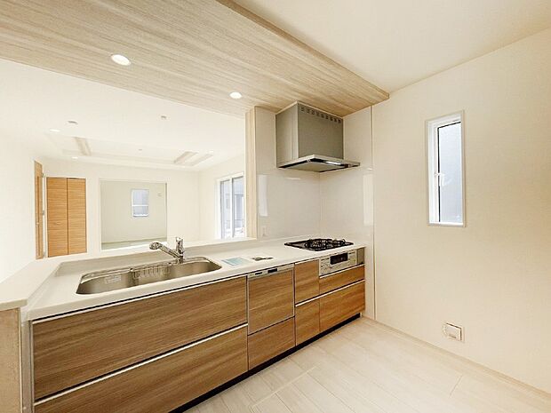 ご家族の会話弾む対面キッチン。お料理中のパパママもご家族と過ごす時間が増えそう！