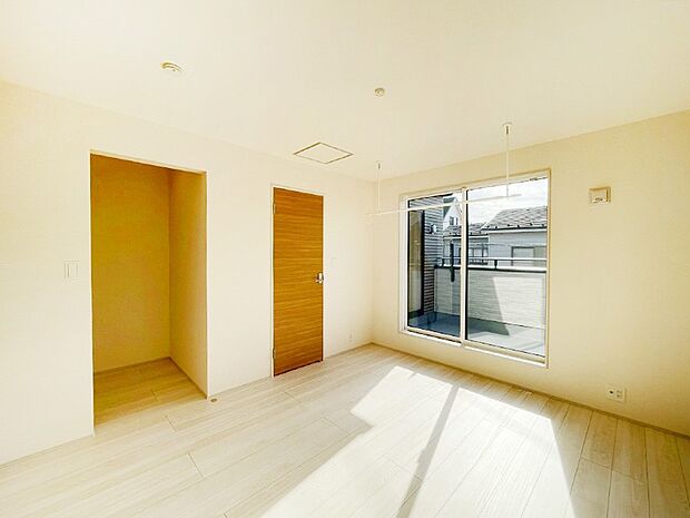 大容量の収納力が嬉しいWIC付きのお部屋でゆったりリラックスタイムが過ごせます!