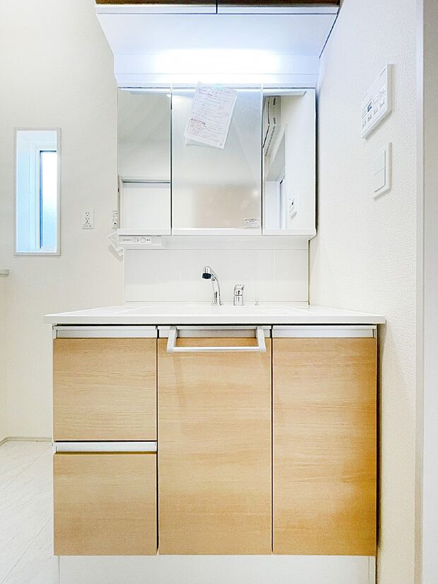 三面鏡キャビネット・シャワー付き洗面化粧台で忙しい朝の身支度もスムーズに！