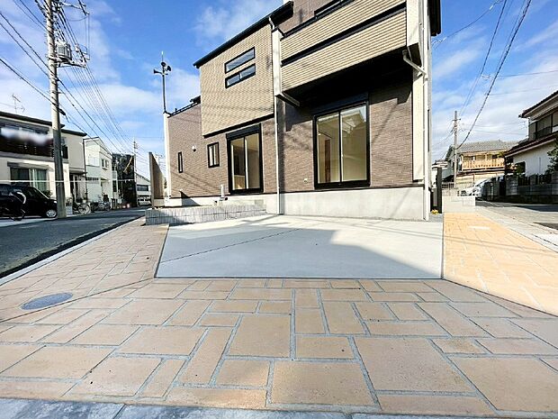 来客時やセカンドカーに便利!ゆとりあるカースペースは3台駐車可です。