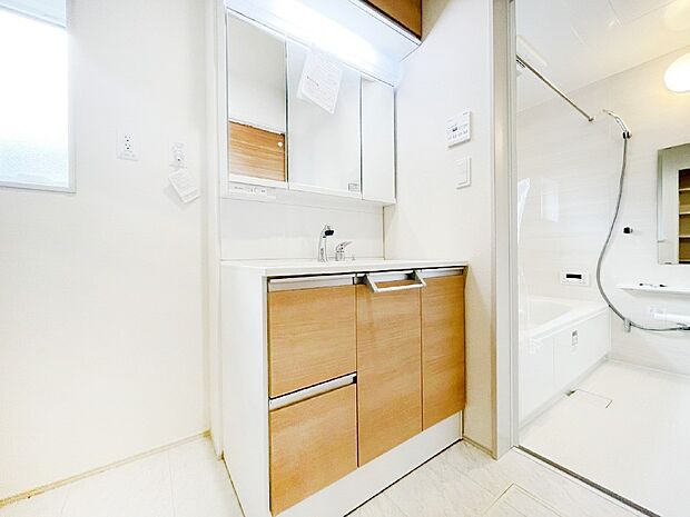 清潔感のある快適空間です。毎日の身支度も気持ち良くお使い頂けます。 