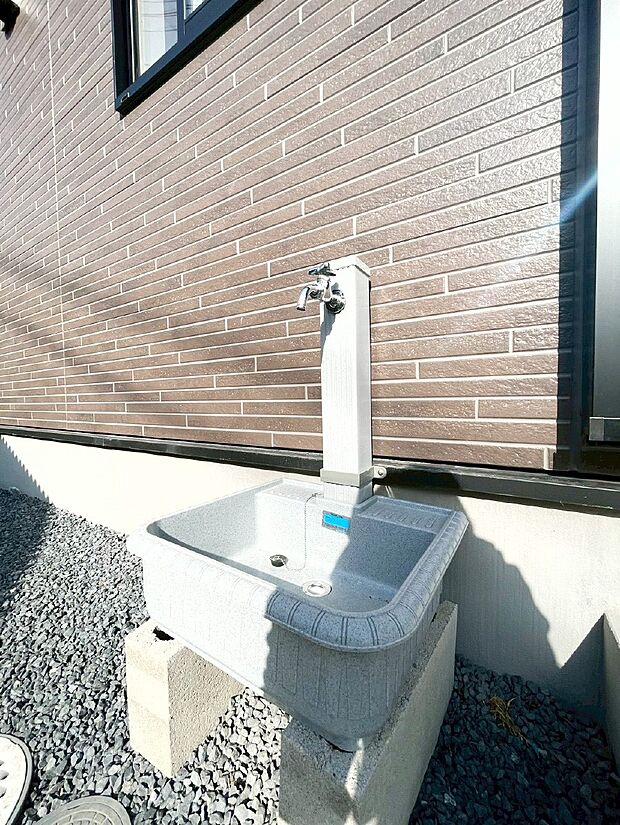 洗車や外掃除、お子さまの水遊びなどに便利な外水栓