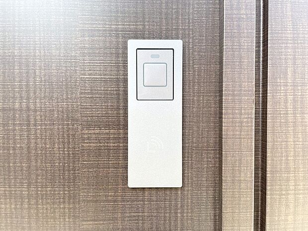 ボタンを押してかざすだけ！玄関ドアは電子キー仕様です。