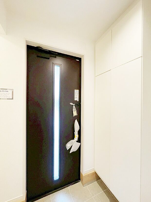 ガラススリットの入った玄関ドアが室内に光を届けてくれます