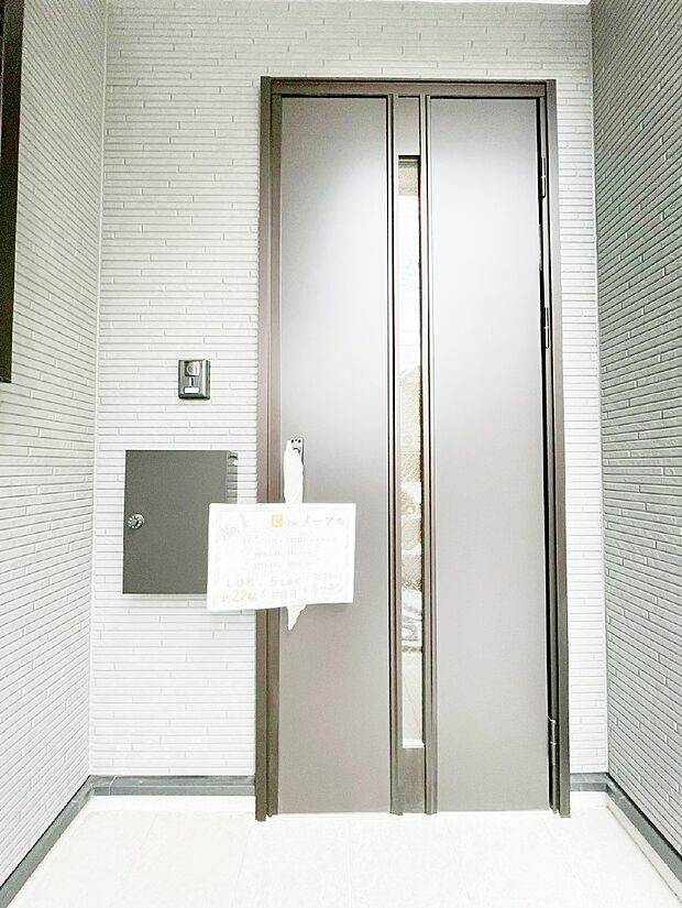 シンプルで落ち着いた雰囲気の玄関周り