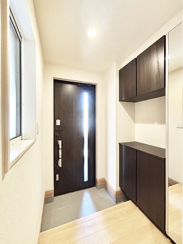 明るい陽光が入り込む玄関。ご家族の靴もスッキリ収納できる玄関収納付き!