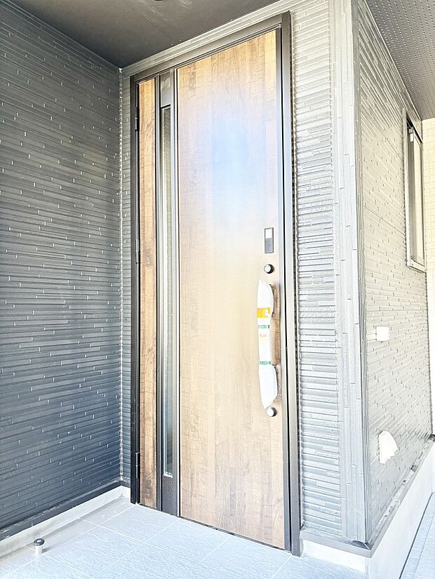 玄関前は雨が降っても濡れにくい屋根付き  