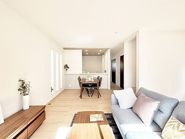 プライバシーも守れる2階リビングは明るく開放感たっぷり！　※家具はCGです