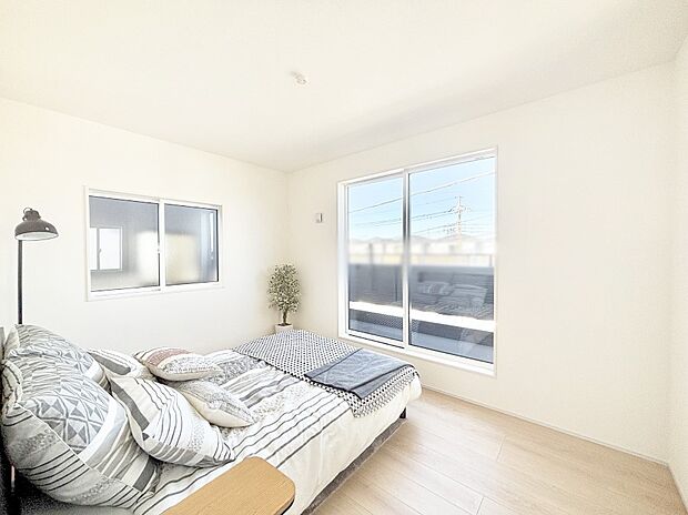 明るいバルコニーサイドに洋室を設置。目覚めの良い寝室に。