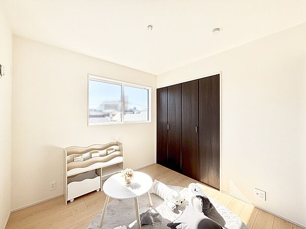 窓からのやさしい光が心地よいプライベートルーム