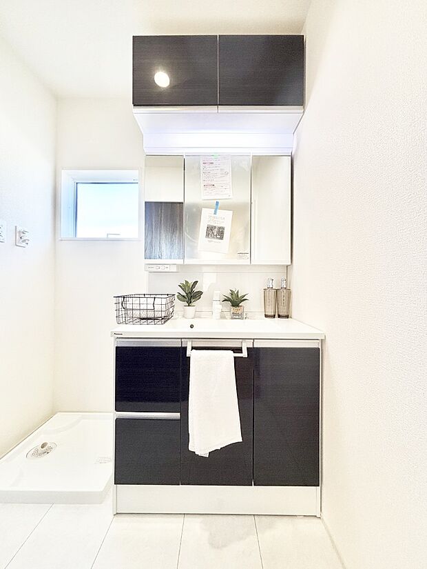 スタイリングに便利な三面鏡、ミラーキャビネットで細かい物スッキリ