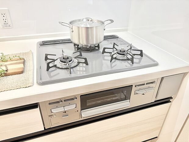 ガスコンロはSiセンサー搭載。火力調節や焦げ付き・消し忘れも防いでくれます。