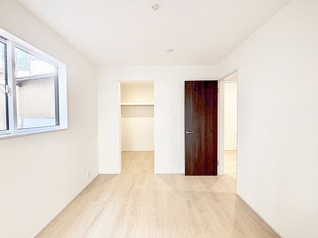 ウォークインクローゼットがあるお部屋！季節ごとの入れ替えも不要で便利です。 