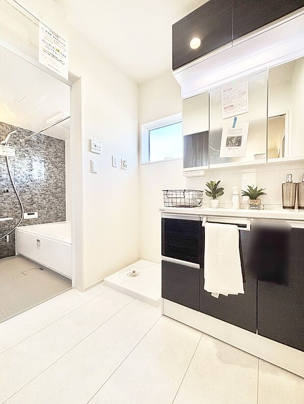 清潔感ある洗面化粧室で朝の身支度も快適