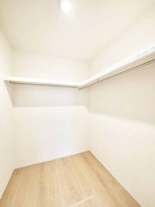季節物の衣類もスッキリ収納できるウォークインクローゼット
