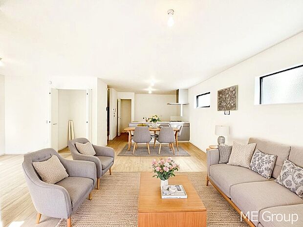 リビングには床暖房採用。ワンランク上の心地よい空間 ※家具はCGです