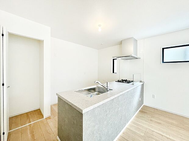 カウンター越しに楽しいおしゃべり。いつものお料理がもっと美味しくなりそうですね