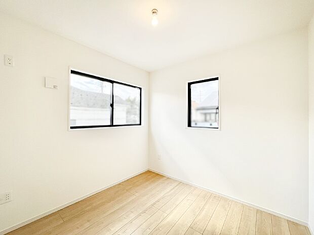 2面採光で気持ちよく自然光が取り入れられるのでお子様のお部屋にもピッタリ