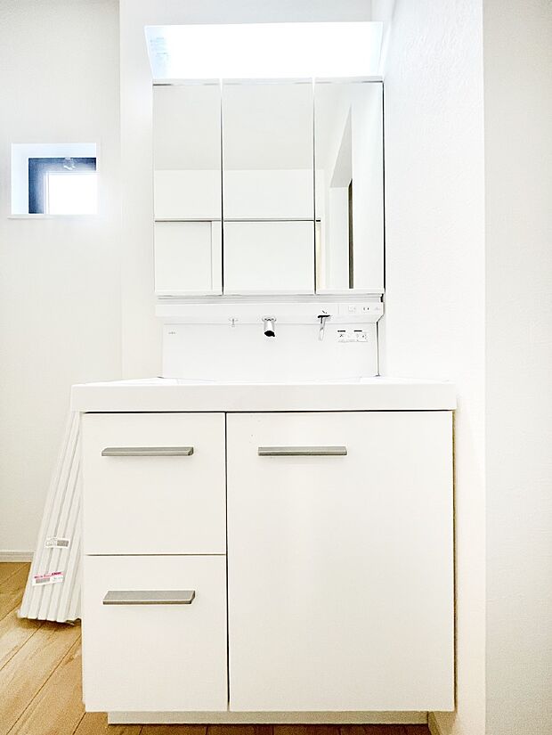 スタイリングに便利な三面鏡、ミラーキャビネットで細かい物スッキリ