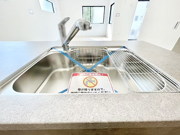 広々としたシンクでお料理やお皿洗いもラクラク快適に！
