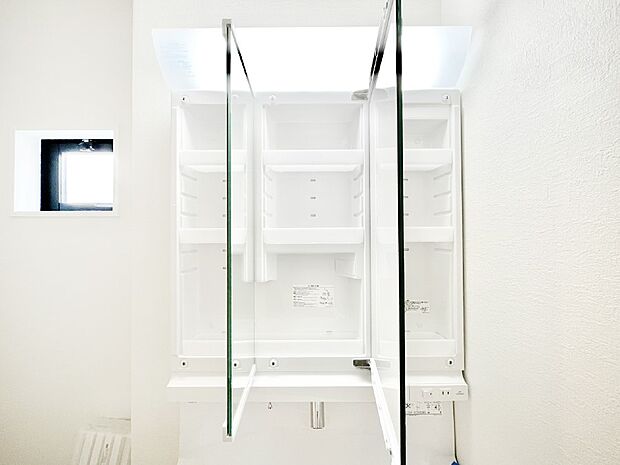 三面鏡の裏に、化粧品や衛生用品などを収納可能。洗面台をすっきりと保ちます!