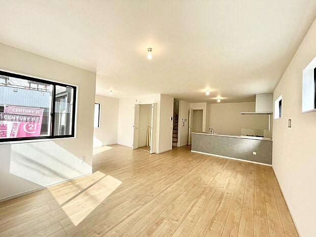 家族の笑顔が自然と生まれてくる、そんな雰囲気のダイニングに仕上がっています。