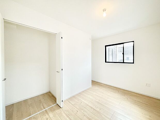 やさしい光がさしこむ居室はしっかり収納付き