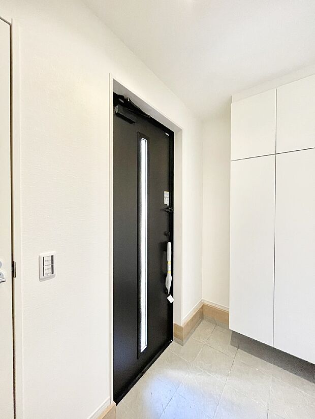 明るい玄関はお客様をお出迎えするのにぴったりです！ 