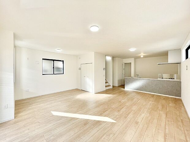 明るい陽光が注ぎ、寛ぎの雰囲気に満たされるリビング・ダイニング。 