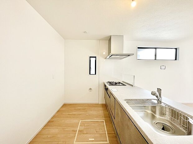 爽やかな風が通り抜けるキッチン。窓があるので明るく換気にも役立ちます。