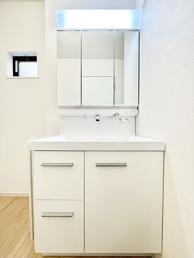 大きく見やすい三面鏡で清潔感ある洗面台は、身だしなみチェックや肌のお手入れにおすすめです。 