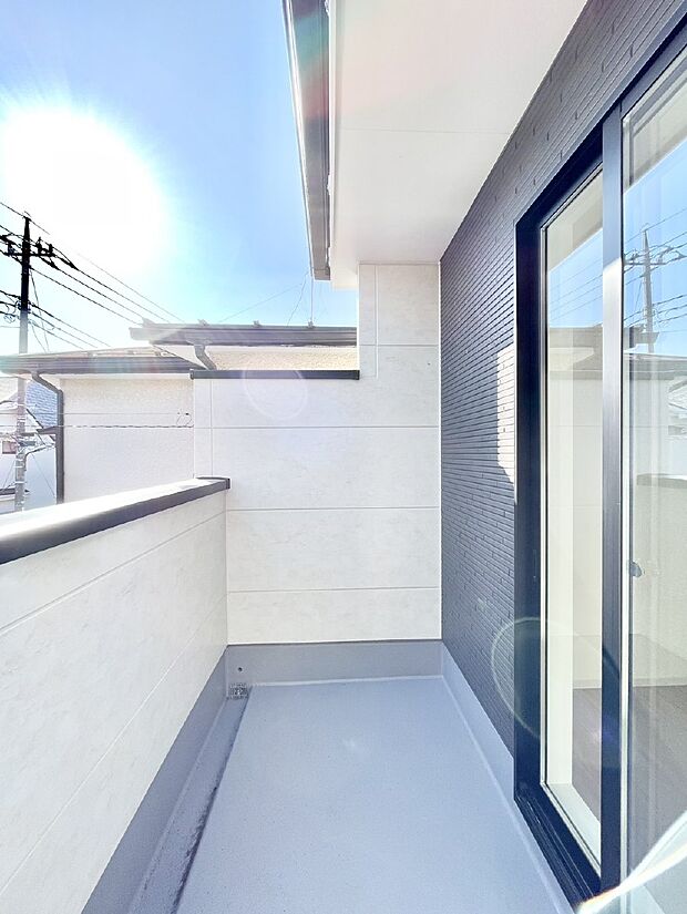 ゆったりバルコニーだから沢山お洗濯ものを干せます。