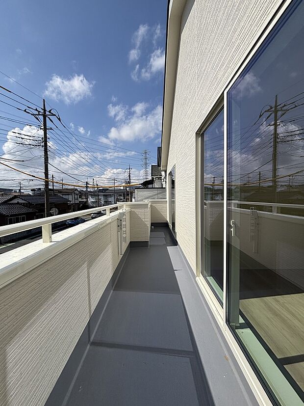 暖かな陽光が降り注ぐバルコニーはお洗濯におすすめ。爽やかな風も心地よいです。 