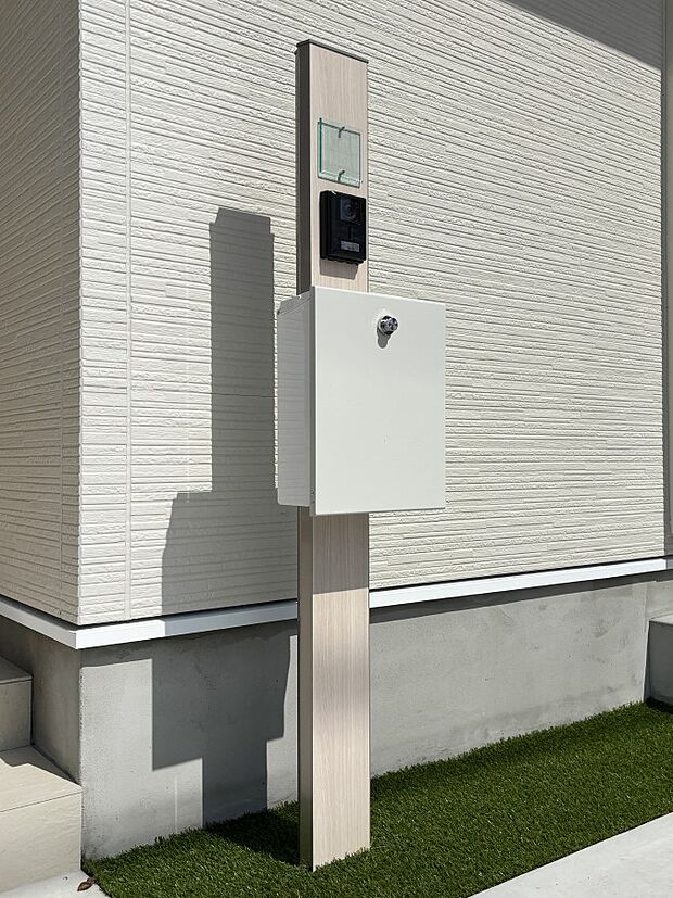 シンプルデザインのポスト。