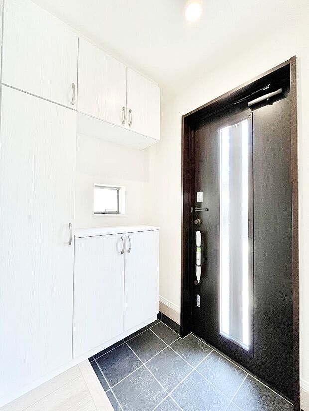 ご家族やお客様を気持ちよくお出迎え!明るい陽光が入り込む玄関。