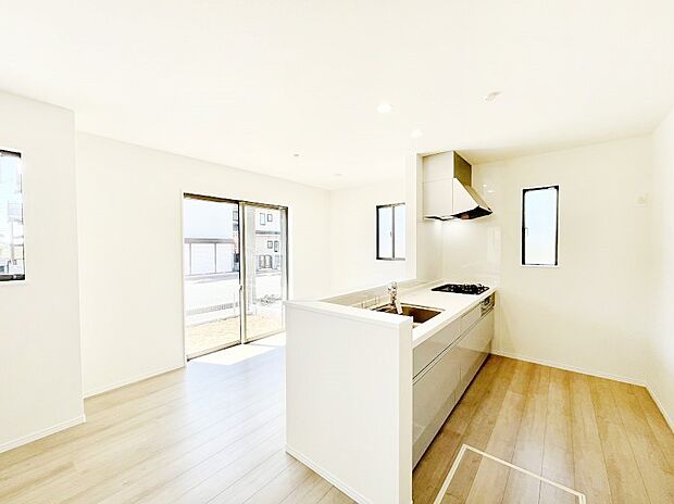 ご家族の会話弾む対面キッチン。お料理中のパパママもご家族と過ごす時間が増えそう!