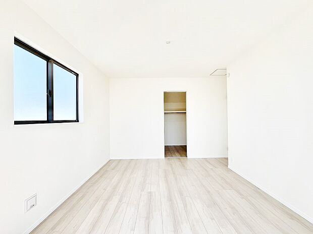 大容量の収納力が嬉しいWIC付きのお部屋でゆったりリラックスタイムが過ごせます!