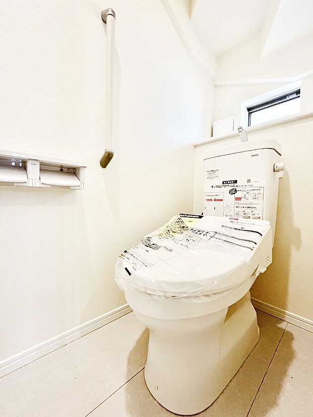 清潔感あるシャワートイレ。小窓から光が注ぎ込みます!