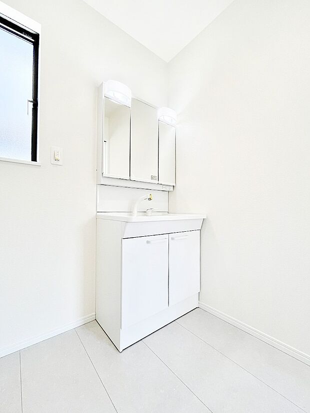 三面鏡キャビネット・シャワー付き洗面化粧台で忙しい朝の身支度もスムーズに!