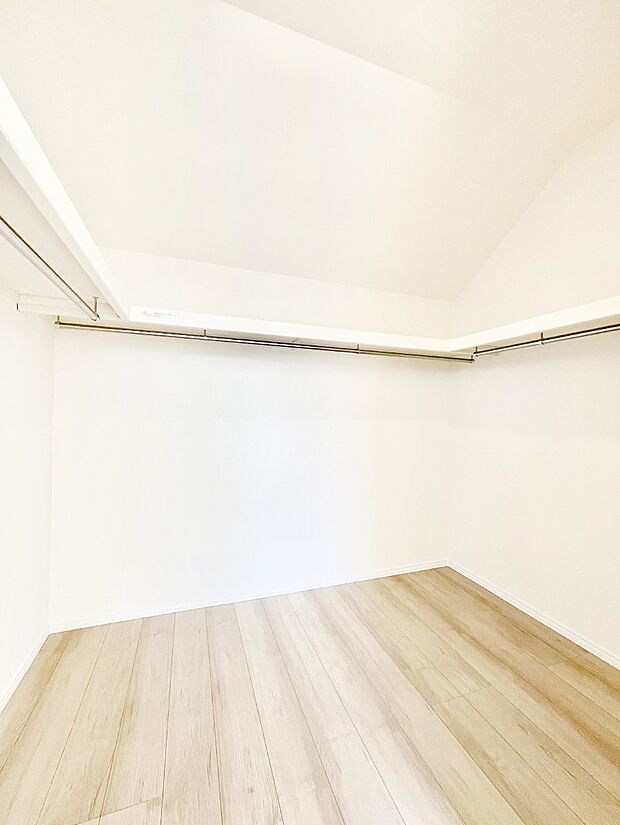 衣類をハンガーに掛けたまま収納できるWIC。衣類の整理整頓がしやすくて便利です!