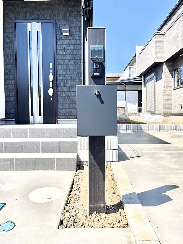 表札・インターホン・ポストをひとつに集約。エントランスになじむシンプルデザイン。