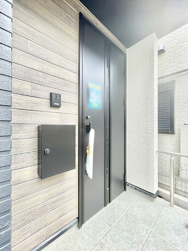 大切な家族、来客を出迎える玄関。