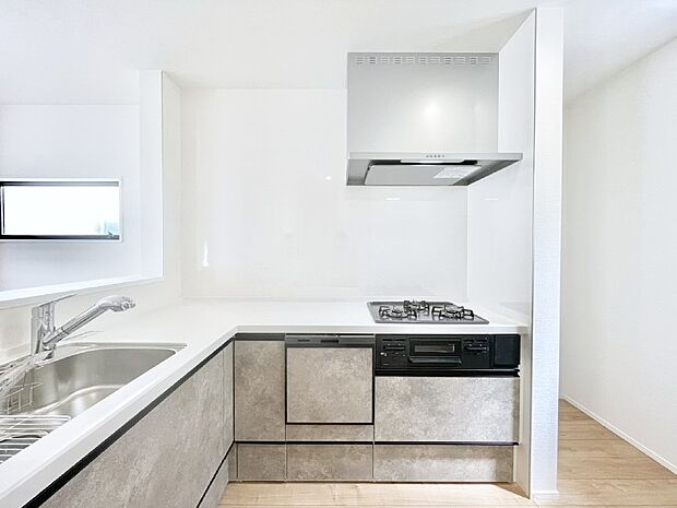 L字型だと料理するスペースも広々と使えます。コンパクトに動けてお料理ラクラク。  