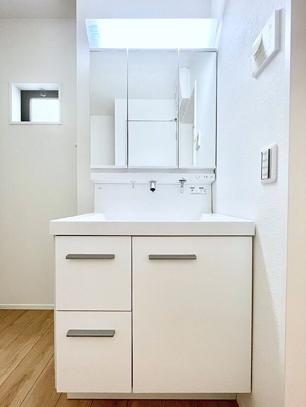 大きく見やすい三面鏡で清潔感ある洗面台は、身だしなみチェックや肌のお手入れにおすすめです。