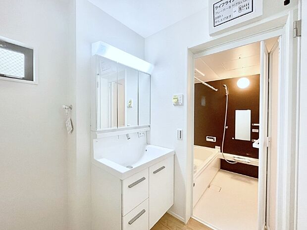 清潔感のある快適空間です。毎日の身支度も気持ち良くお使い頂けます。 