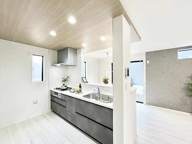 料理をしながらご家族との会話を楽しめる対面カウンターキッチン