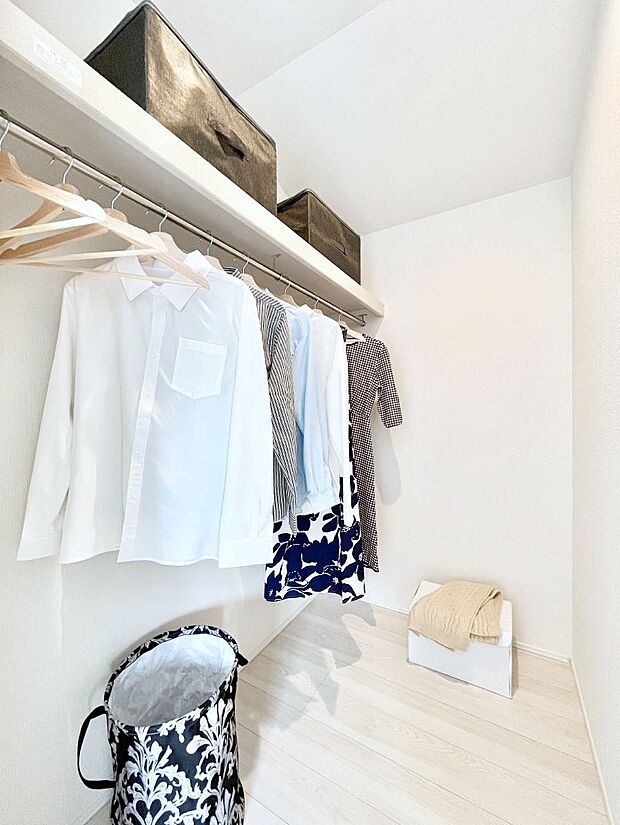 衣類をハンガーに掛けたまま収納できるWIC。衣類の整理整頓がしやすくて便利です！